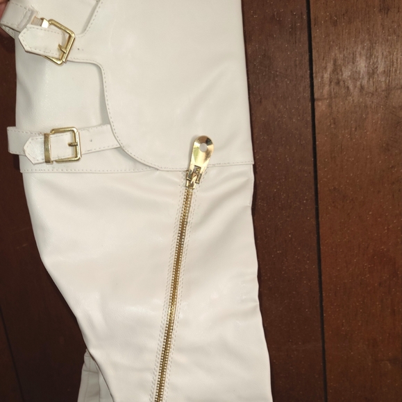 Shoes - Picture 2 of 4